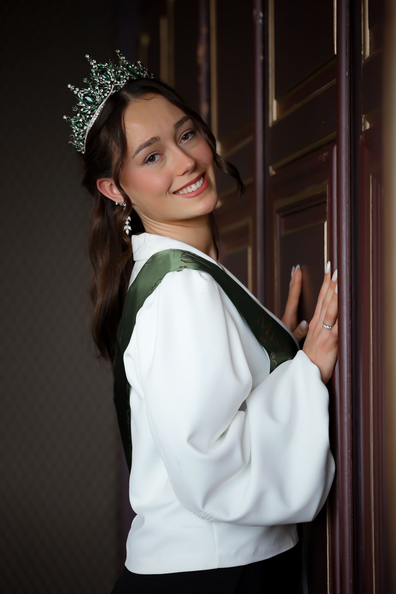 Emma Brochard portant sa couronne de concours de beauté, souriante et confiante, coach professionnelle en concours de beauté